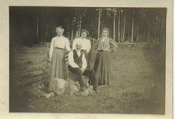 Lizzie's Gyger Family L-R Lena, David, Minnie, Lizzie circa bef. 1904.